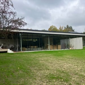 Nieuwbouwwoning in Deux-Acren met plat dak en glazen wanden aan de tuinkant, een project van Bouwwerken Goossens
