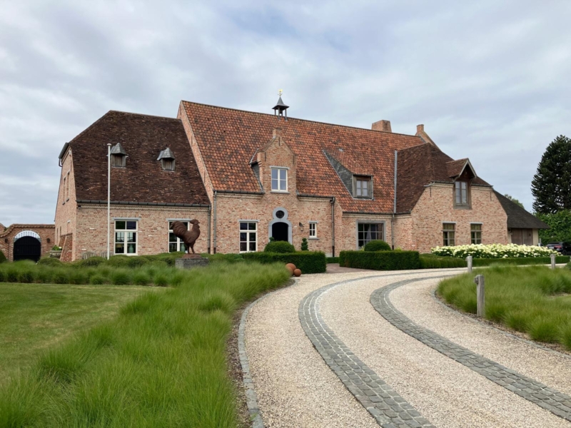 B&B De Brakelhoen in Nederbrakel, gebouw in rode baksteen met dakkapellen en een torentje op de nok