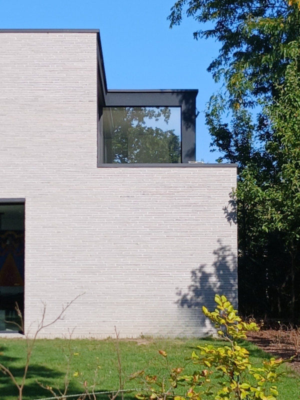 Hoekraam met donkere kaders op de verdieping van de nieuwbouwwoning in Lochristi