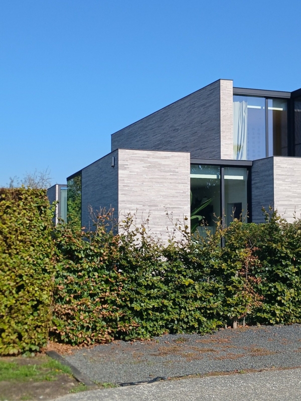 Glazen gevel tussen de blokken van de nieuwbouwwoning in Lokeren