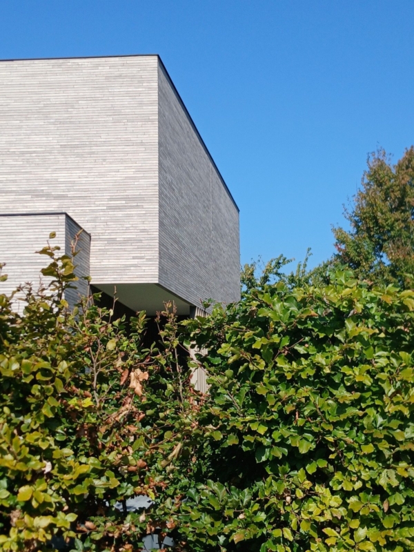 Blok op de verdieping dat uitsteekt boven het gelijkvloers van de nieuwbouwwoning in Lokeren