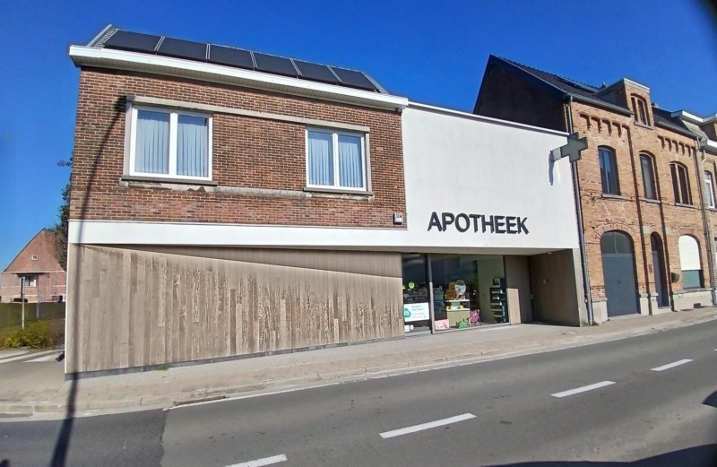 Verbouwde apotheek in een hoekpand in Zottegem, een project van Bouwwerken Goossens