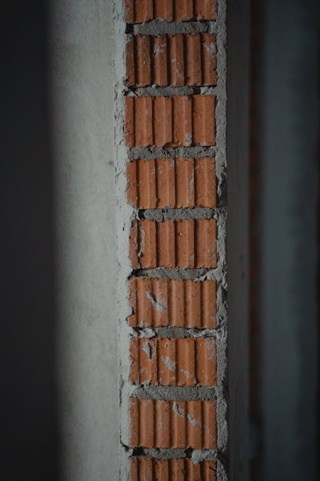 Pas gemetselde muur in rode snelbouwsteen